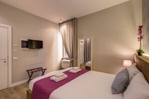 Quarto casal luxo | Roupas de cama premium, cofres nos quartos, escrivaninha