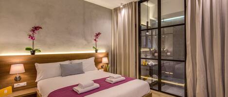 Quarto casal luxo | Roupas de cama premium, cofres nos quartos, escrivaninha