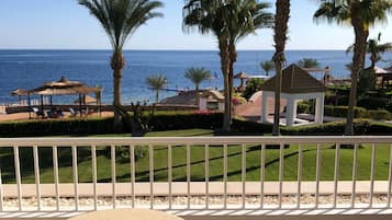 Luxe suite, uitzicht op strand | Uitzicht op strand/zee