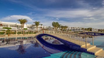 7 piscinas externas, guarda-sóis, espreguiçadeiras