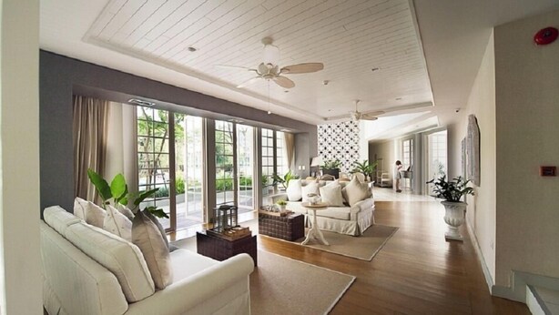 A spacious living room with a high ceiling, large windows, and a ceiling fan. - Summer Huahin Condo 2 Bedrooms Pool View By Dome (Hua Hin)