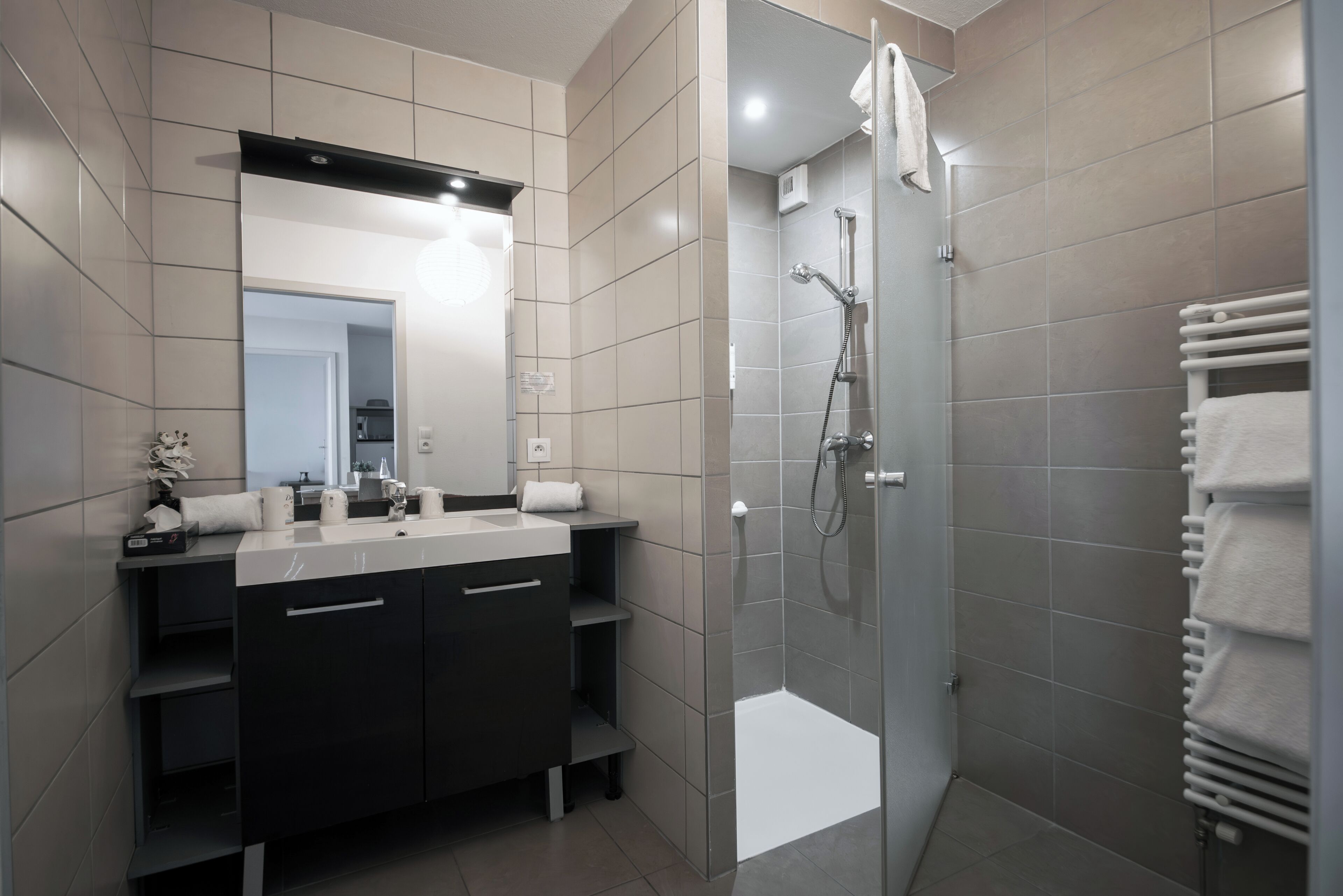 Appartement (T3) | Badkamer | Een douche, gratis toiletartikelen, een haardroger, handdoeken
