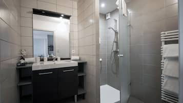 Appartement (T3) | Badkamer | Een douche, gratis toiletartikelen, een haardroger, handdoeken