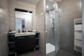 Apartment (T3) | Bilik Mandi | Pancuran mandi, kelengkapan dandanan diri percuma, pengering rambut 