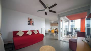 Appartamento Superior (T2) | Area soggiorno | TV a schermo piatto