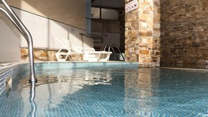 Indoor pool, sun loungers - Hotel Solana (Arinsal)
