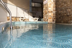 Indoor pool, sun loungers - Hotel Solana (Arinsal)
