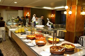 Daily buffet breakfast (EUR 8.00 per person) - Hotel Solana (Arinsal)