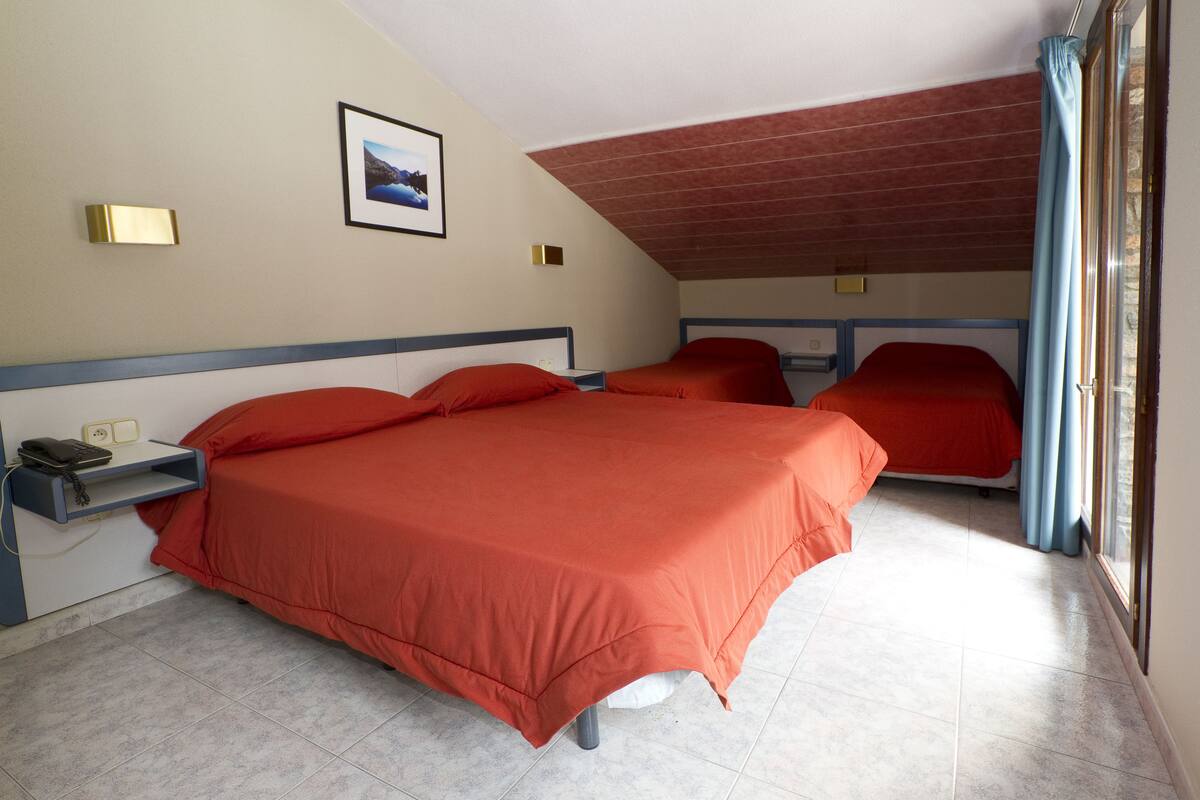 Caja de seguridad en la habitación, escritorio y cunas gratuitas