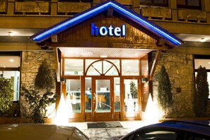 Front of property - evening/night - Hotel Solana (Arinsal)