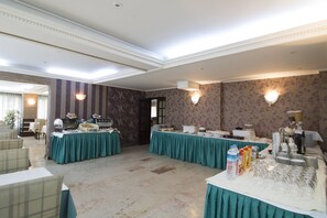 Free daily buffet breakfast - Kocaman Hotel (Izmir)