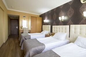Minibar, desk, blackout drapes, soundproofing - Kocaman Hotel (Izmir)