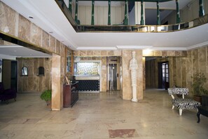 Lobby sitting area - Kocaman Hotel (Izmir)