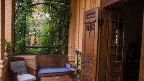 Une terrasse accueillante avec un banc en bois, une petite table et une plante en pot.