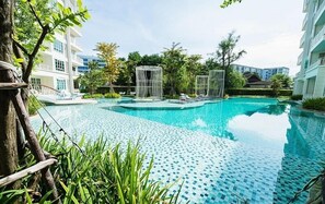 Outdoor pool, sun loungers - Summer Huahin Condo Pool View by Dome (Hua Hin)