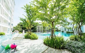 Outdoor pool, sun loungers - Summer Huahin Condo Pool View by Dome (Hua Hin)