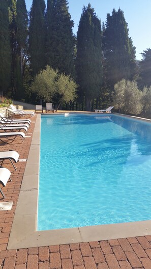 Piscina externa, funciona das 9h às 19h, guarda-sóis, espreguiçadeiras