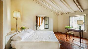 Junior-Suite | Schreibtisch, laptopgeeigneter Arbeitsplatz, schallisolierte Zimmer