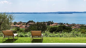 Piscine extérieure, piscine sur le toit, parasols de plage