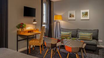 Executive Room, 1 Queen Bed | Premium bedding, pillowtop beds, individually decorated