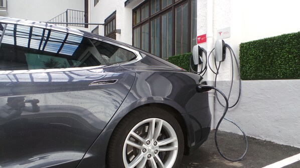 Electric vehicle charging station - Nouvel Hôtel & Appartements (Oyonnax)