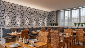 Sarapan ala kontinental setiap hari (EUR 17.00 per orang)