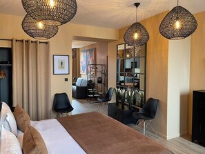 Premium bedding, pillow-top beds, individually decorated - Nouvel Hôtel & Appartements (Oyonnax)