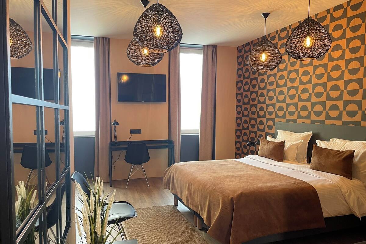 Ropa de cama de alta calidad, camas con pillow-top y escritorio