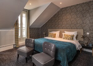 Superior Room, 1 Queen Bed | Premium bedding, pillowtop beds, individually decorated - Nouvel Hôtel & Appartements (Oyonnax)