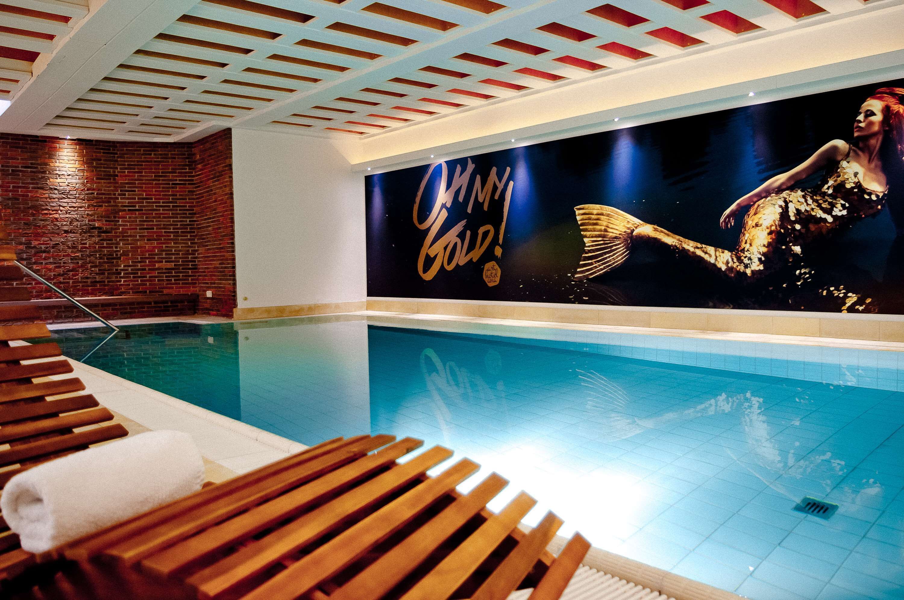 indoor pool, open 7:00 am to 8:00 pm, pool loungers