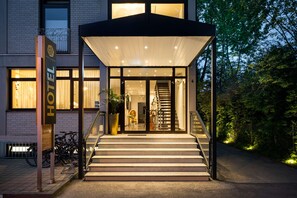 A hotel entrance with a covered staircase, glass doors, and a signboard. - Arthotel ANA GOLD (Augsburg)