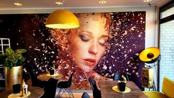 Desayuno buffet diario (EUR 17 por persona)