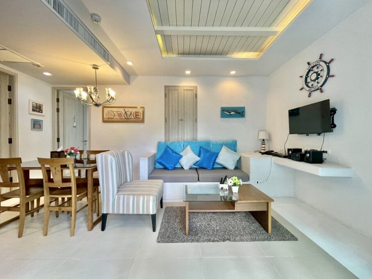 40-英寸LED 电视（配备有线频道）、电视、DVD 播放器