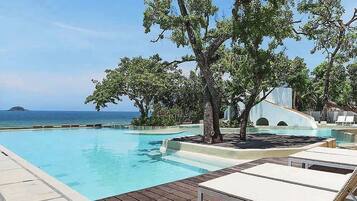 En la playa, sillas reclinables de playa