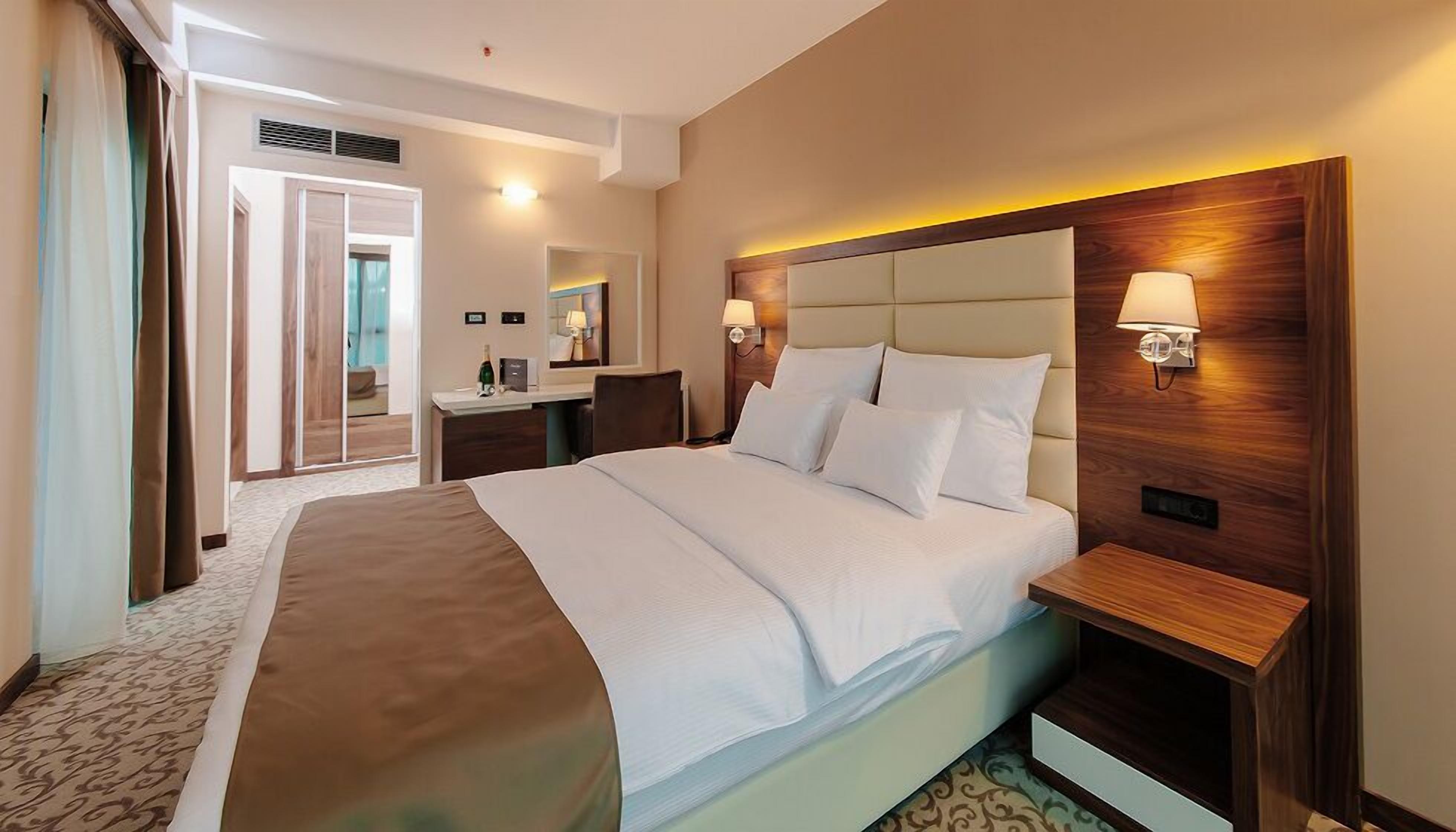 Ylelliset vuodevaatteet, minibaari, tallelokero huoneessa, työpöytä