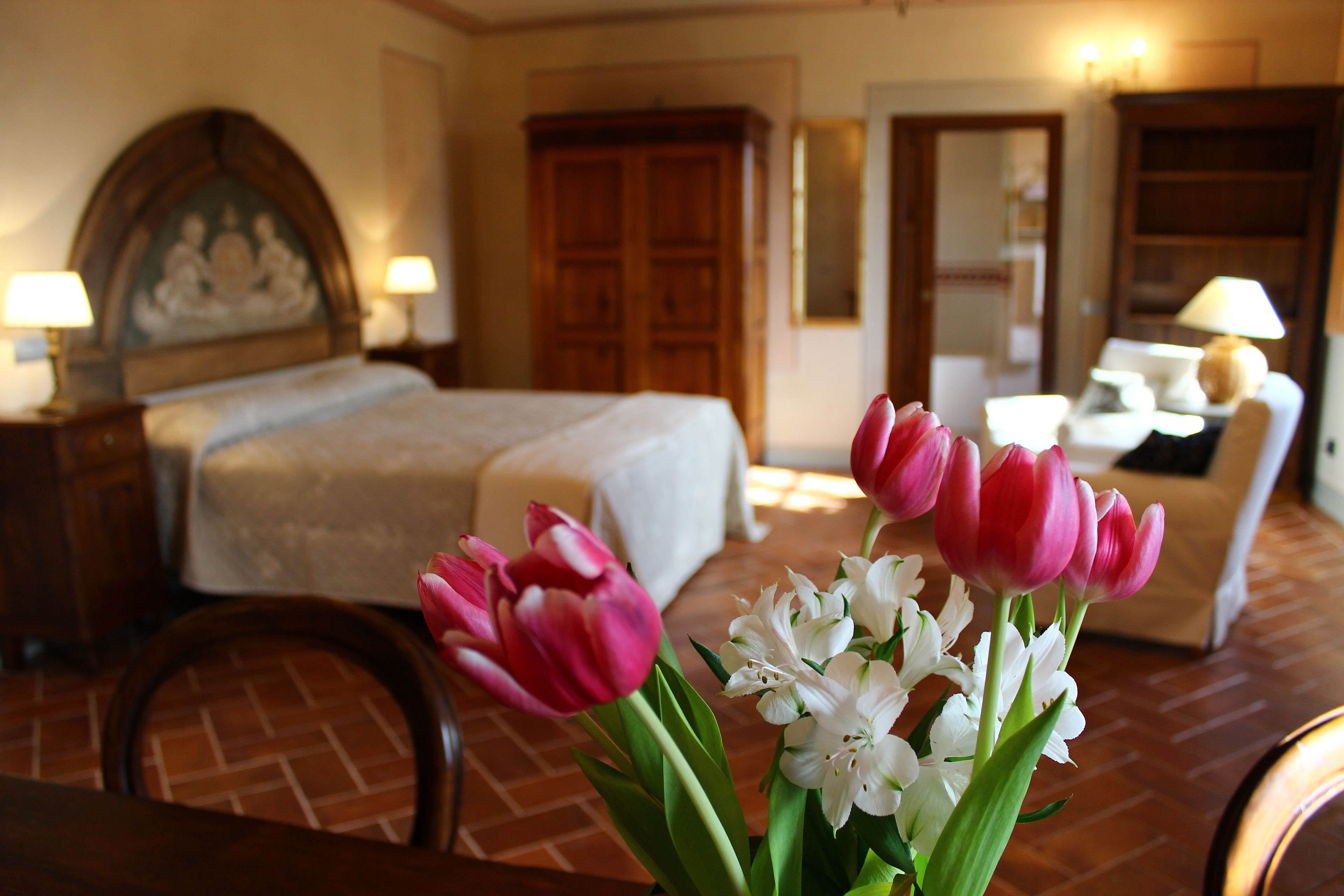 Deluxe-Suite | Wohnbereich | 38-Zoll-LED-Fernseher mit Digitalempfang, Fernseher