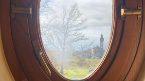 A skylight with a view of a tree and a distant building. - La Cantina Relais - Fattoria Il Cipresso (Arezzo)