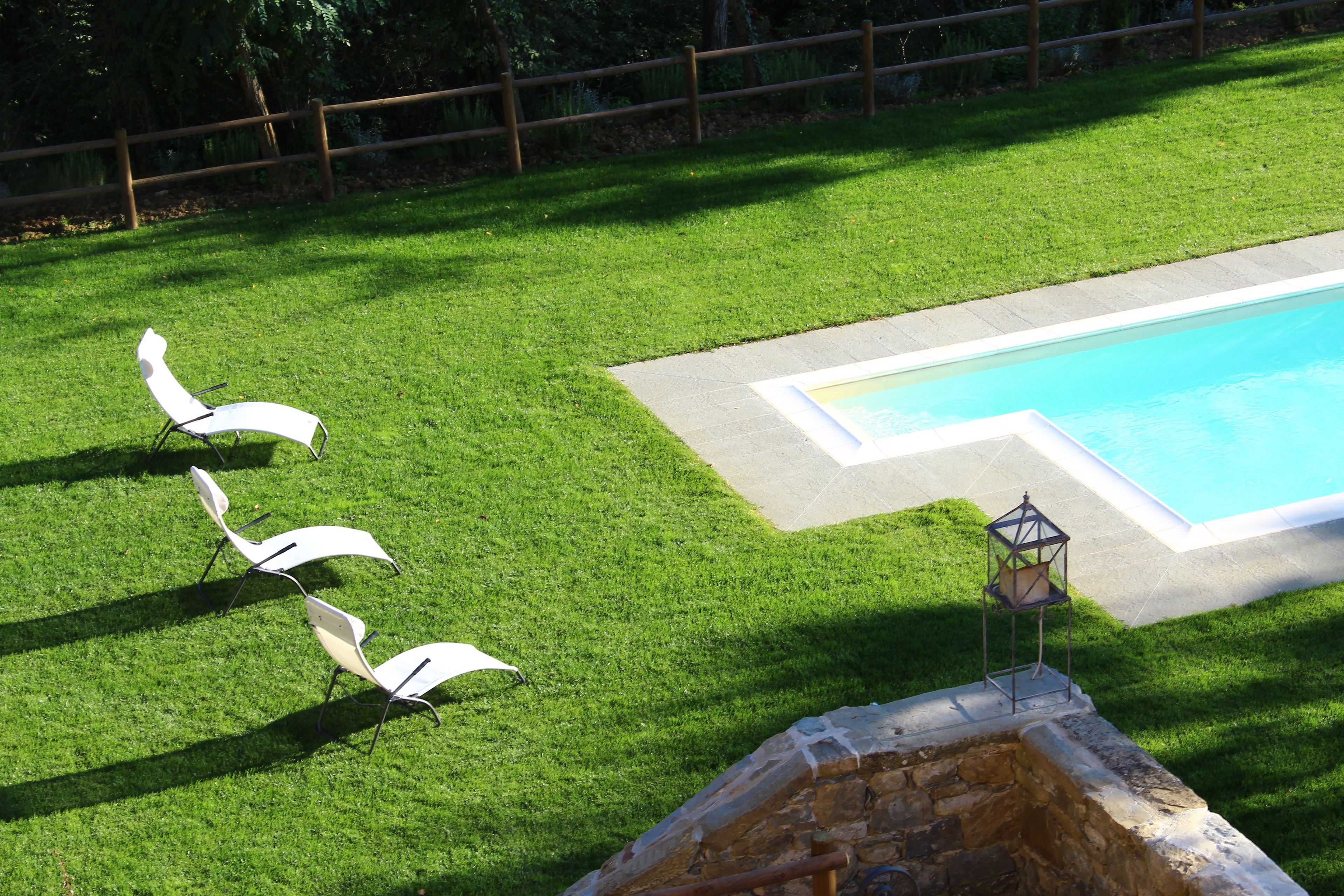 Piscine extérieure, chaises longues