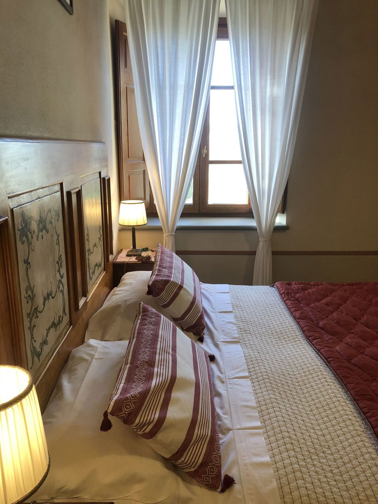 Frette Italian sheets, premium bedding, down comforters, minibar