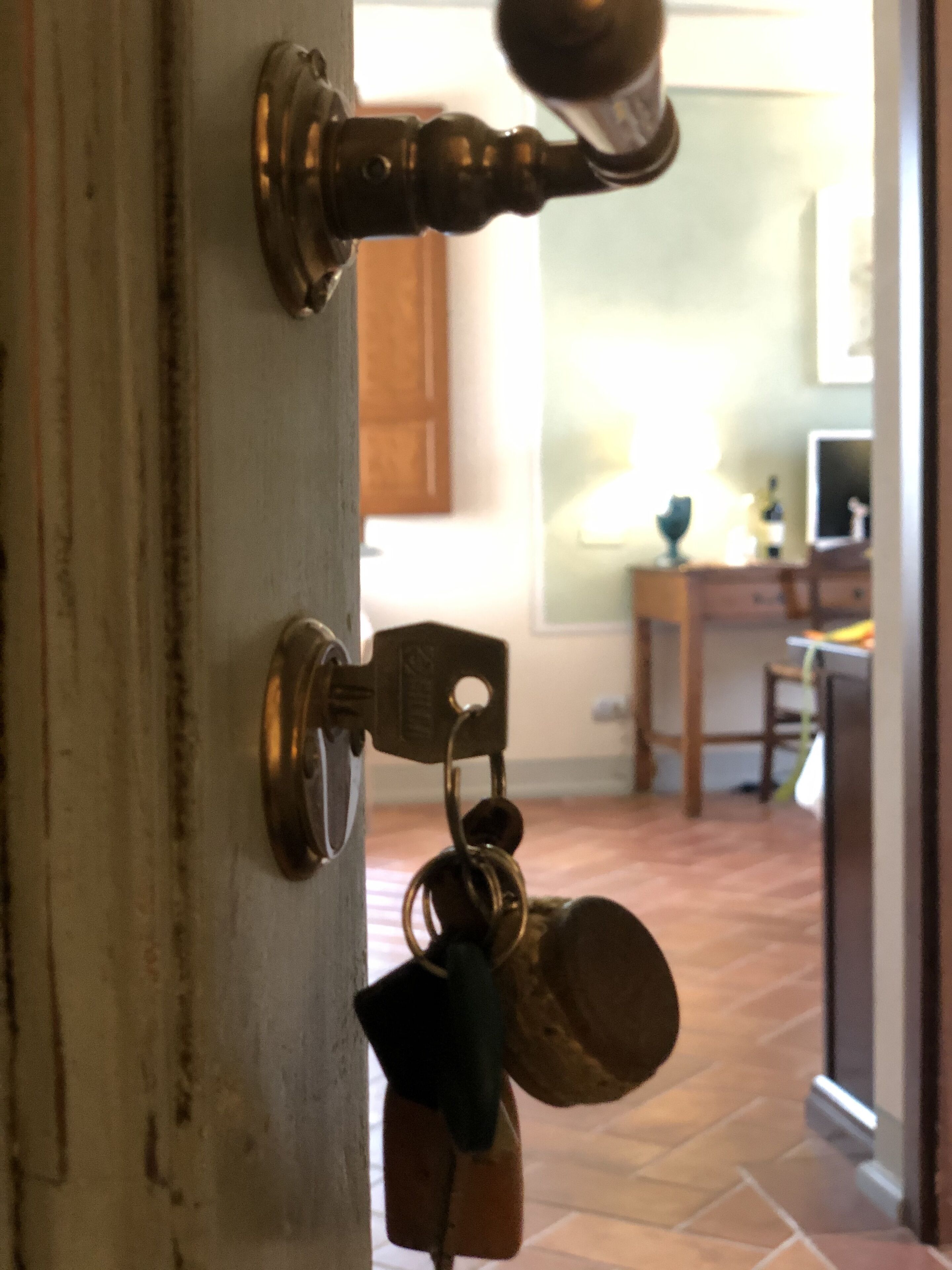 Une porte avec un trou de serrure et un porte-clés avec des clés.