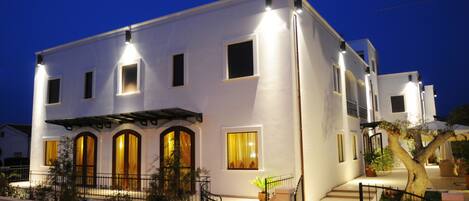 Majoituspaikan julkisivu illalla/yöllä