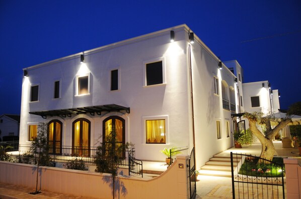 住宿正面 (夜晚)