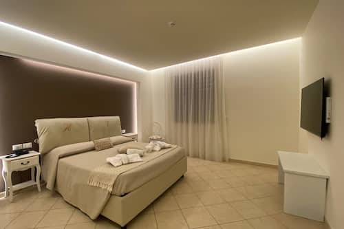 Habitación Deluxe (King) | Ropa de cama de alta calidad, edredones de plumas, minibar y caja fuerte