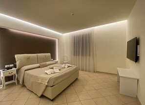 Deluxe Room (King) | Premium bedding, down comforters, minibar, in-room safe - Hotel Victoria (Carovigno)