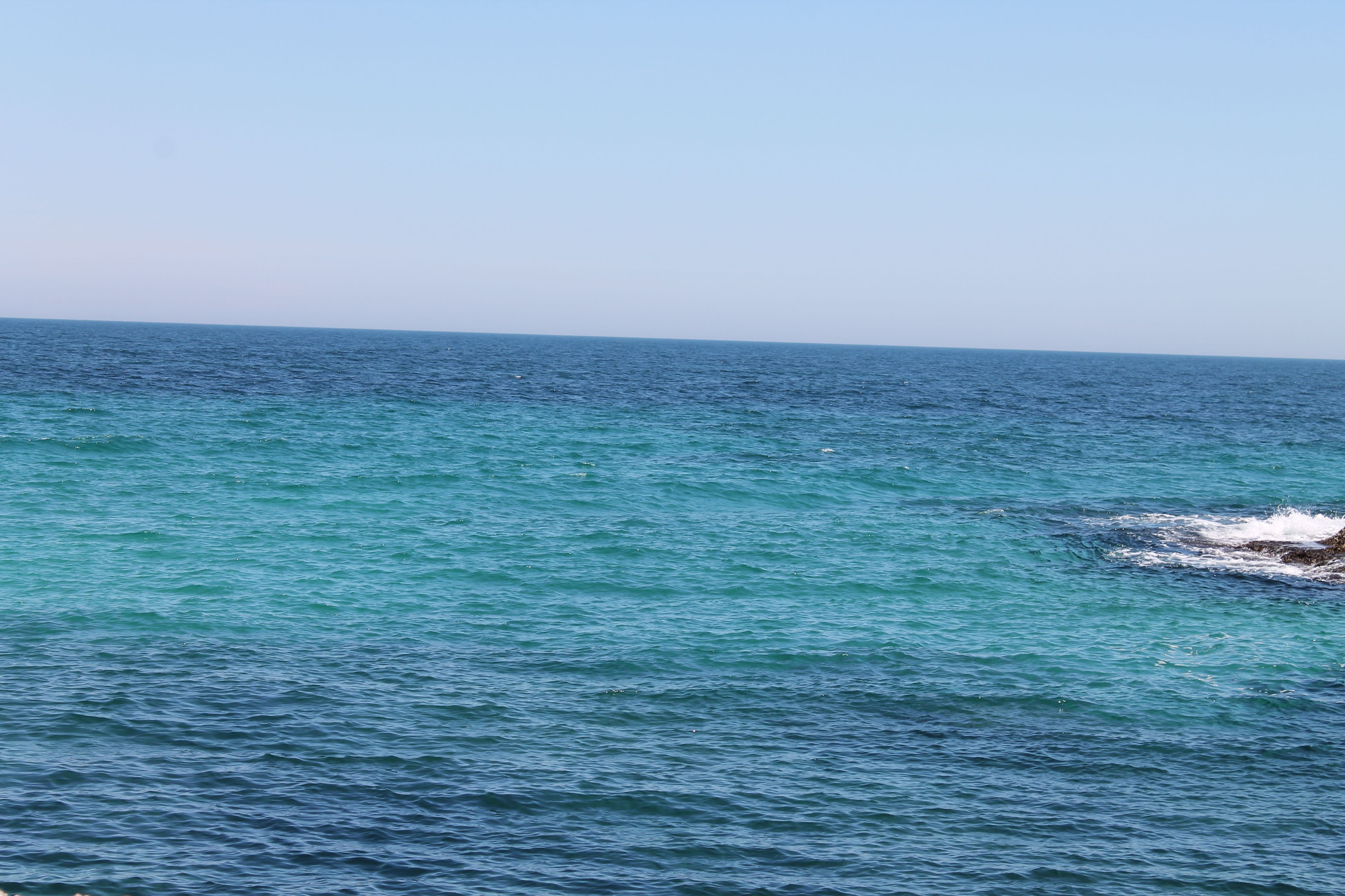 Une vue sur l’océan avec des vagues.