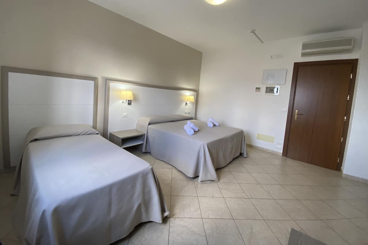 Comfort vierpersoonskamer | Luxe beddengoed, donzen dekbedden, een minibar, een kluis op de kamer