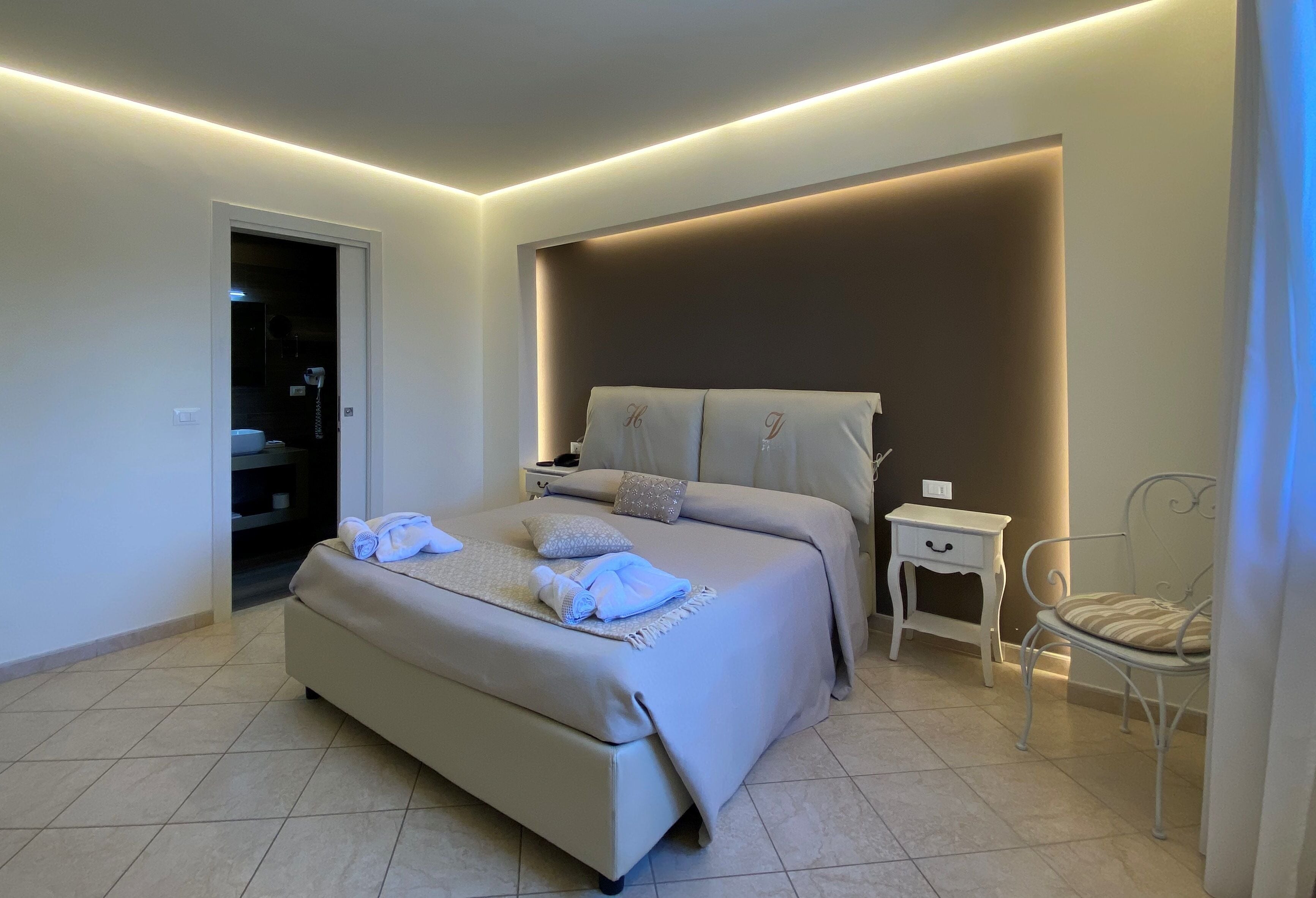 deluxe room (king) | 1 bedroom, premium bedding, down duvets, minibar