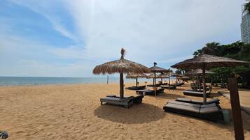 Özel plaj, şezlong, plaj şemsiyesi, plaj havlusu