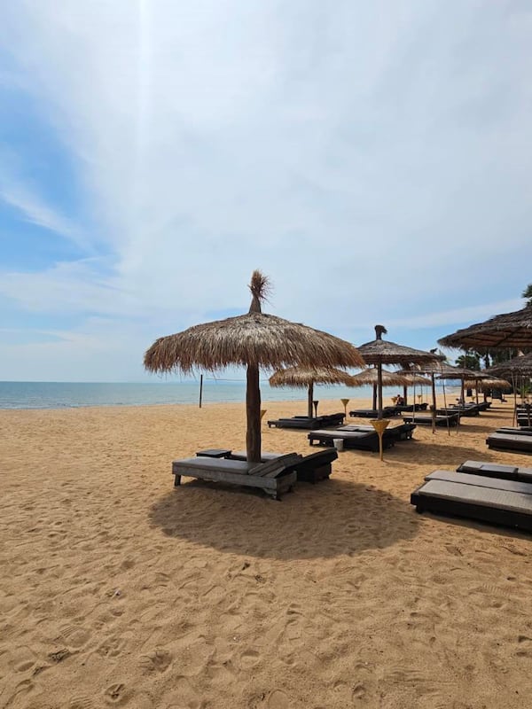 Bãi biển riêng, ghế dài tắm nắng, dù trên bãi biển, khăn tắm biển