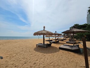 Bãi biển riêng, ghế dài tắm nắng, dù trên bãi biển, khăn tắm biển